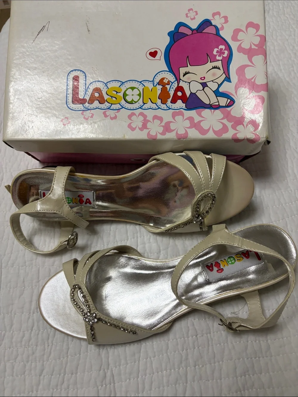 Lasonia Girls Beige Patent Low Heel Strappy Sandals Sz 4 Dress Shoes with‎ Box